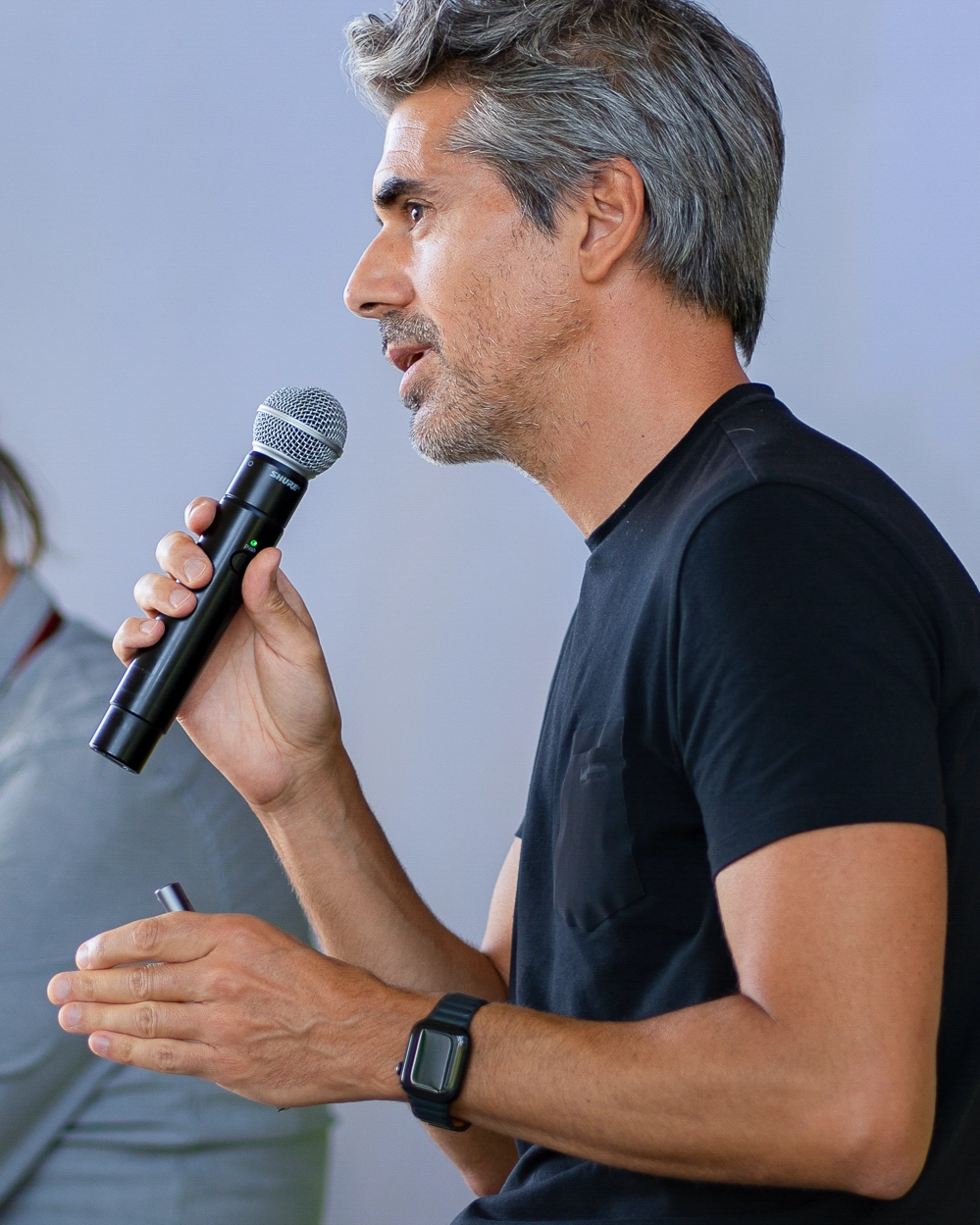 Luciano Comacchio durante un intervento su sistemi AI e workflow operativi