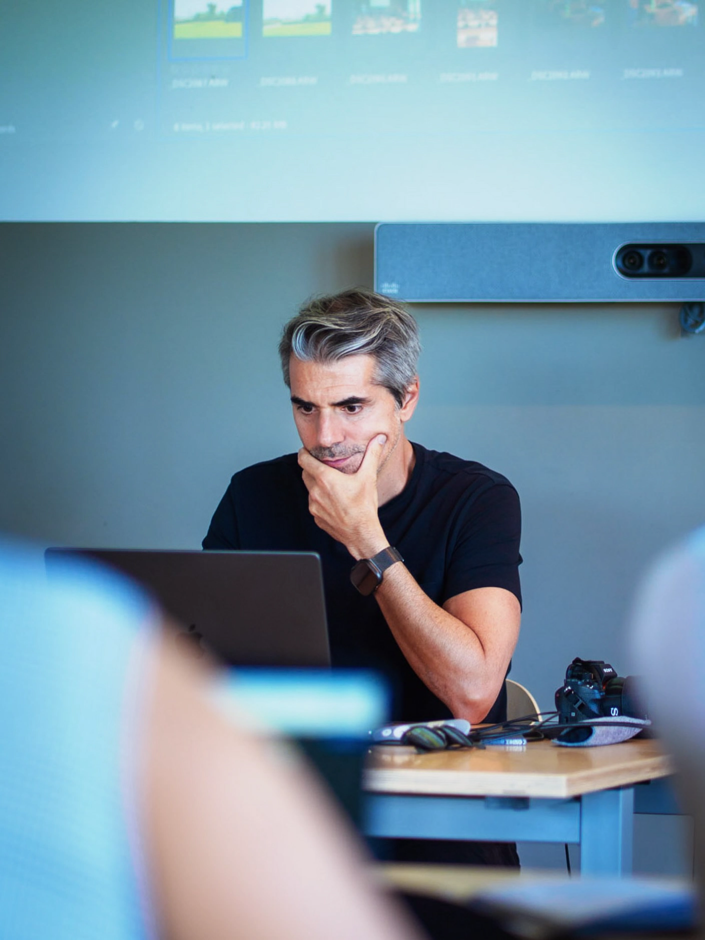 Luciano Comacchio durante una sessione su sistemi di formazione avanzata e workflow operativi AI